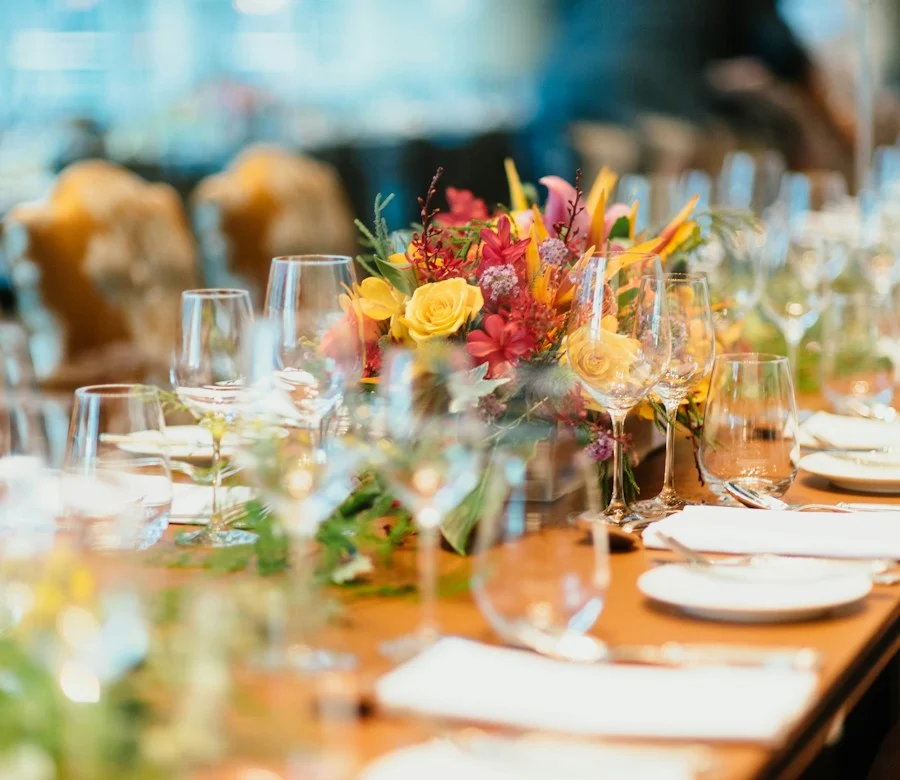 Festlich gedeckter Tisch mit Blumen und Weingläsern